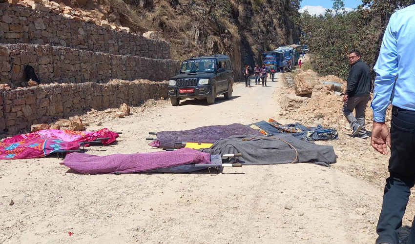 बैतडी झौलेक जीप दुर्घटनाः क्षतिपूर्तिको माग गर्दै आफन्त आन्दोलित, शव बुझेनन